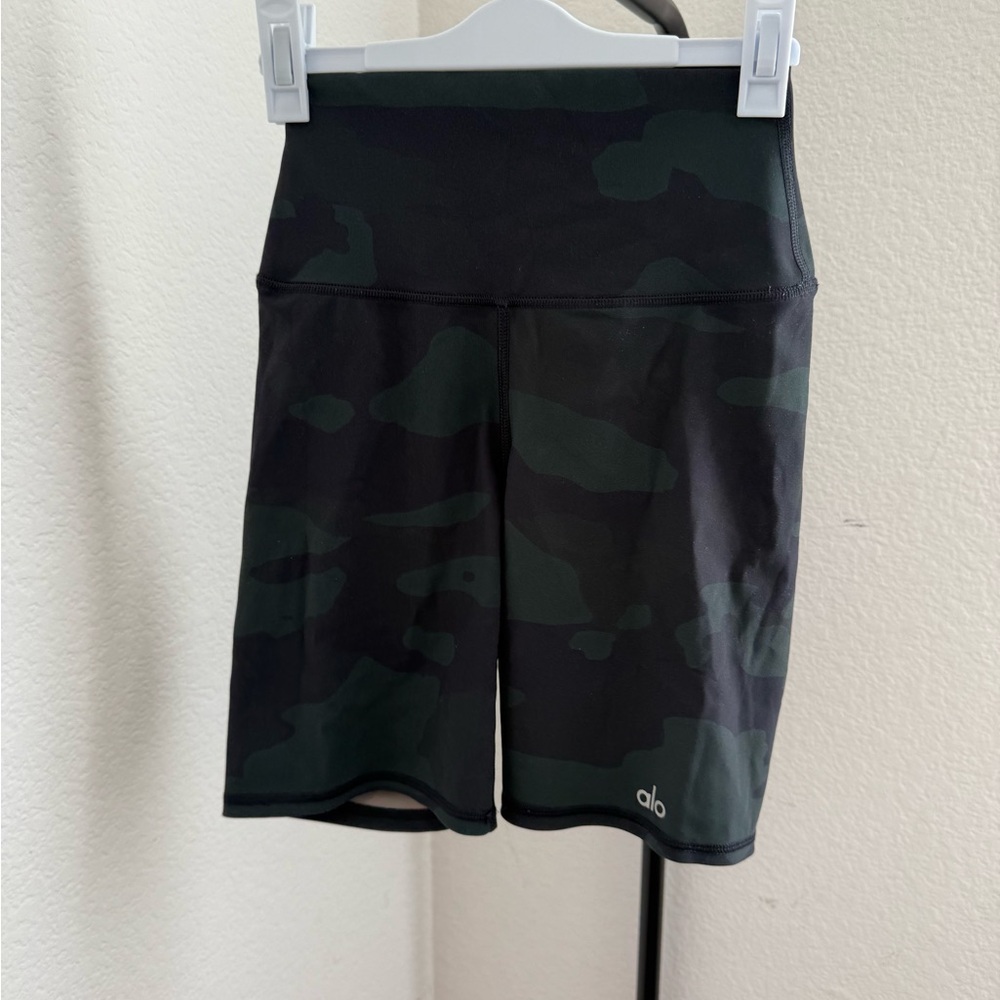 ALO Yoga Women's Dark Camo Bike Shorts